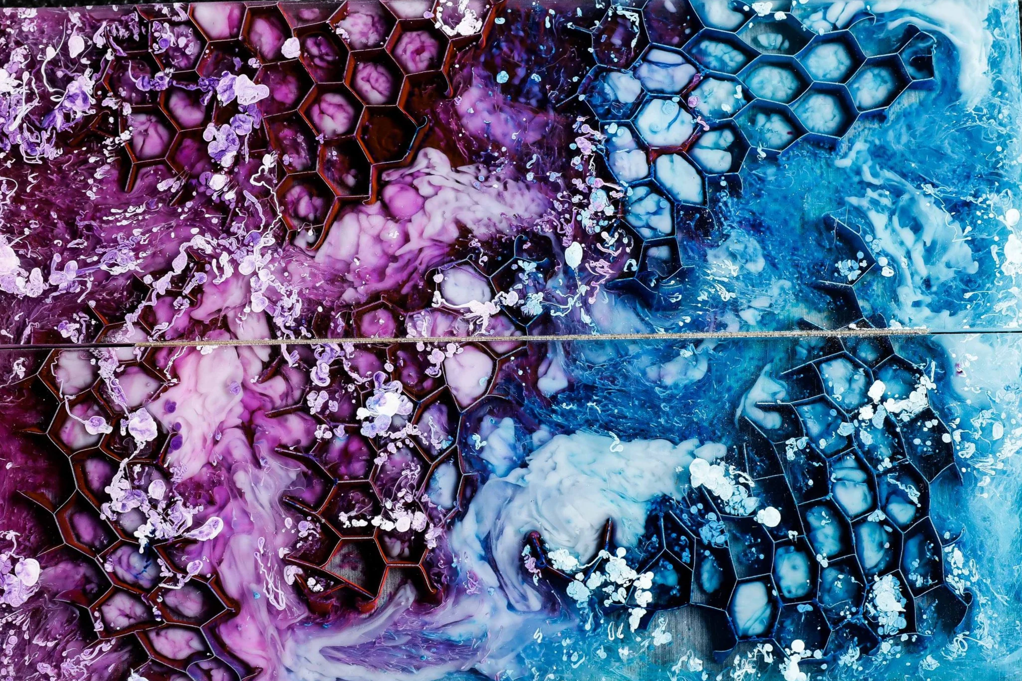 Une paire de plaquettes de résine qui ressemble a un tableau abstrait avec des motifs de hexagones, des couleurs violettes, roses, bleues et blanches, avec des effets de peinture fluide et des éclaboussures.