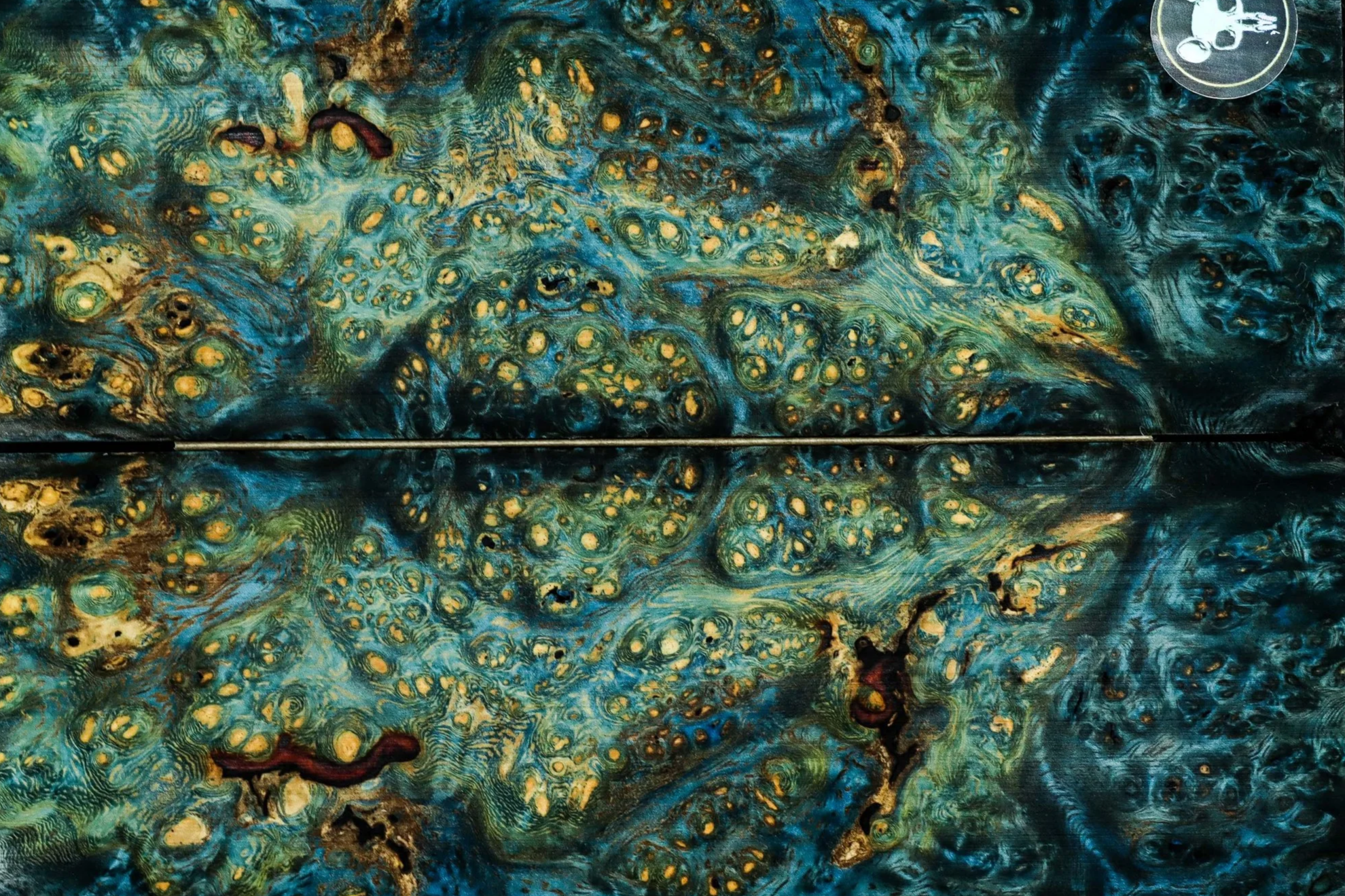 Une peinture abstraite avec des couleurs bleu, vert, jaune et marron, ressemblant à un paysage marin ou une scène naturelle stylisée.