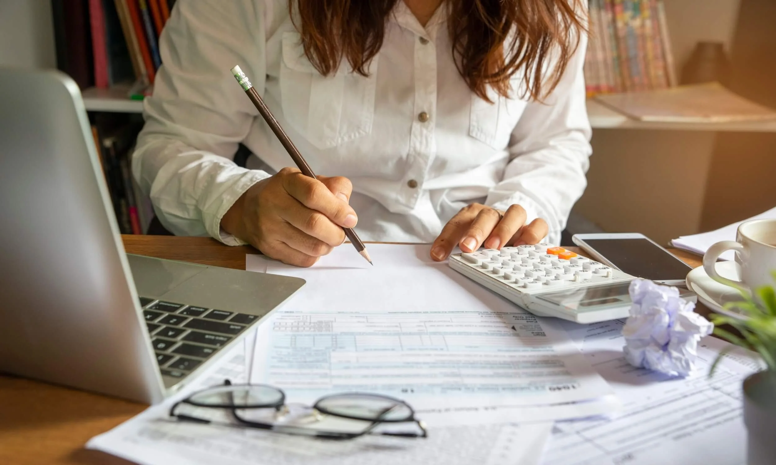 Woman budgeting freelance finances to be more stable.