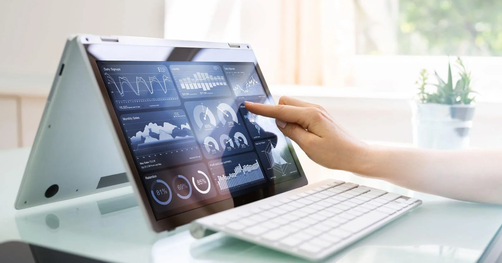 Using marketing technology on a tablet to determine trade show ROI or return on investment.