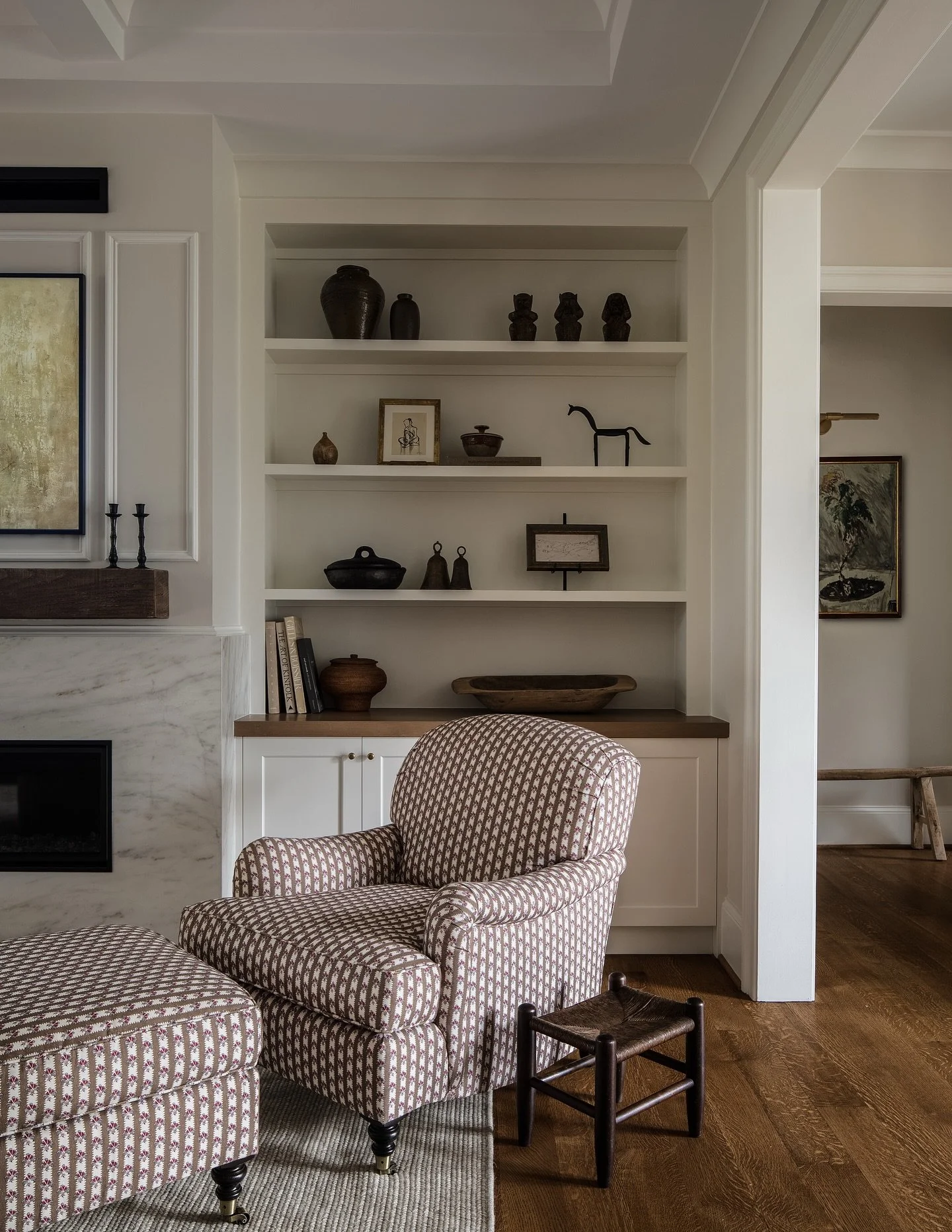 You can&rsquo;t go wrong with a classic English roll arm chair. Photo: @angelanewtonroyphotography Styling: @kristihunter