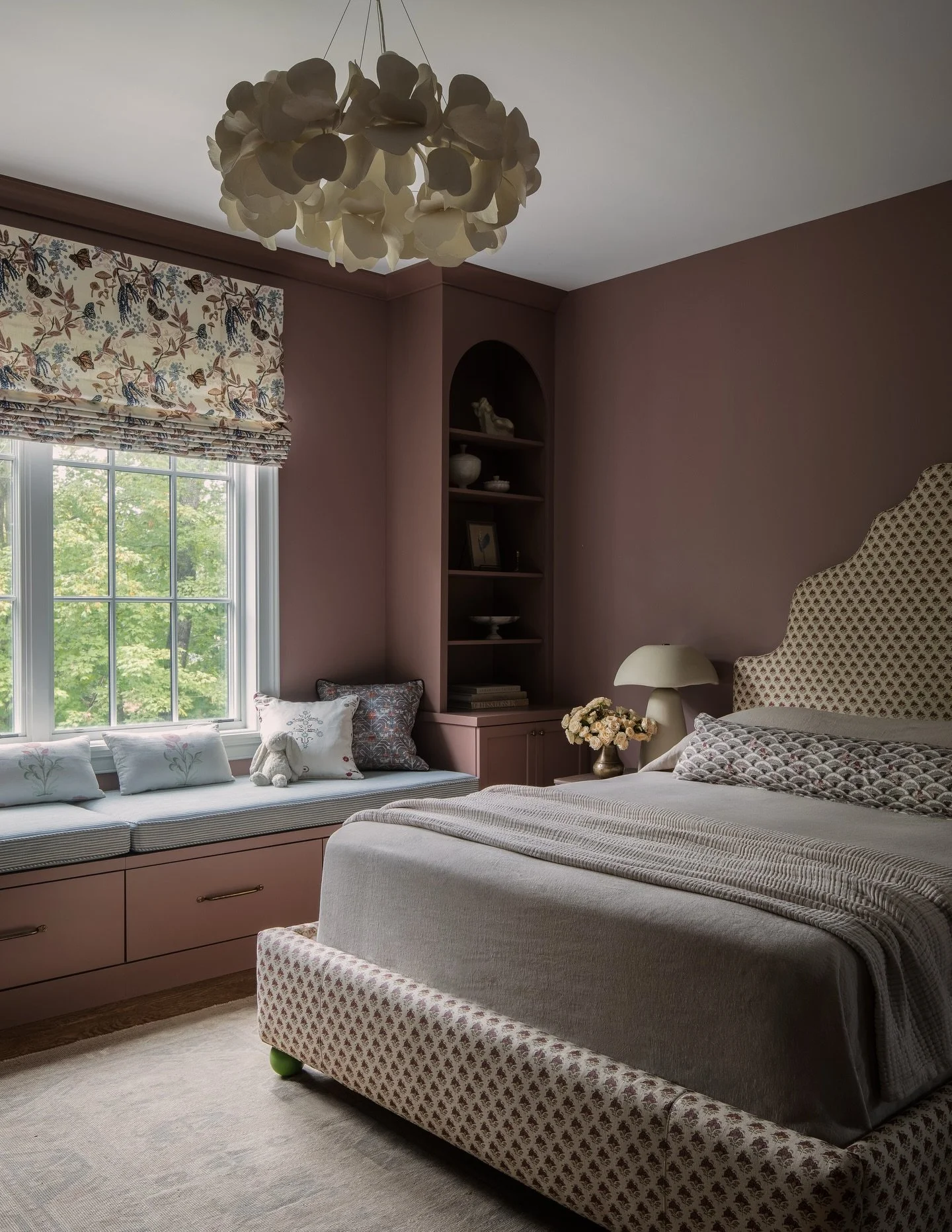 Starting off 2026 with fun details in the daughter&rsquo;s room at our Edison St project💕 

Plaster details, pattern play, pops of color and scallops. Not visible&mdash;the largest collection of Labubus I&rsquo;ve ever seen. 

Photo: @angelanewtonro