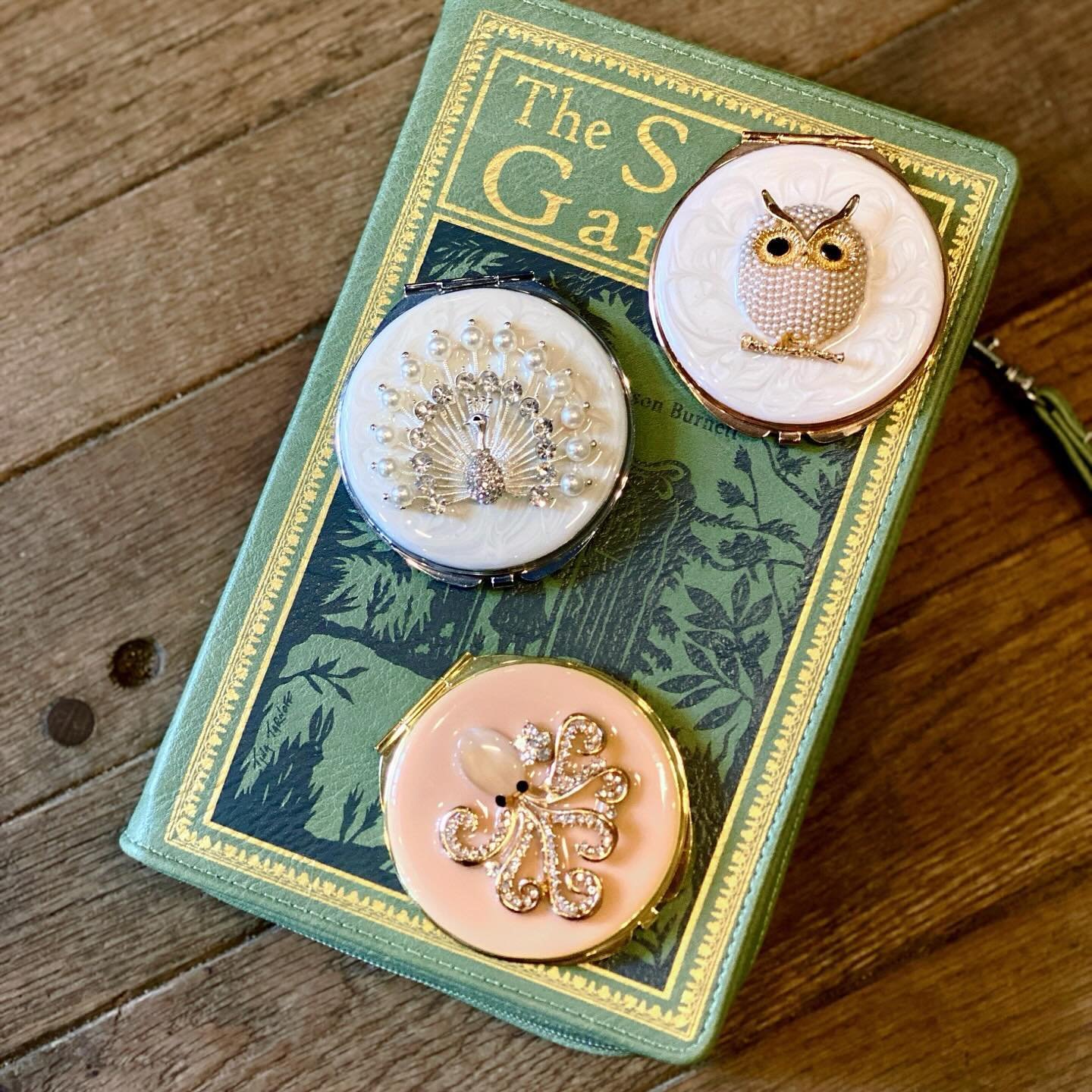 Looking to get mom something really special? Check out these beautiful mirror compacts we carry! They&rsquo;re so classy and we have a couple style options so you can find the perfect fit 🥰