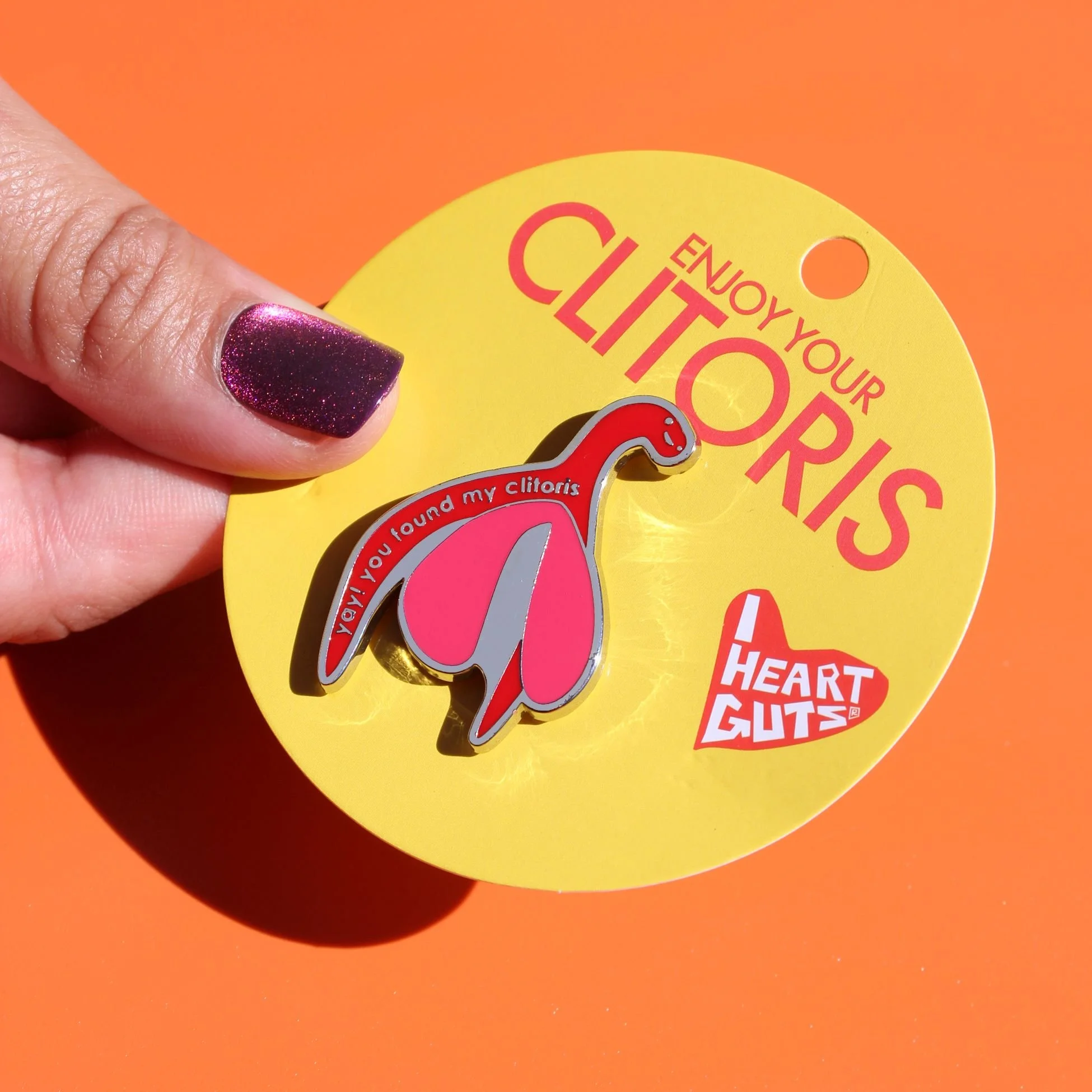 pin-clitoris-packaging-hand-model-nails-orange.jpg