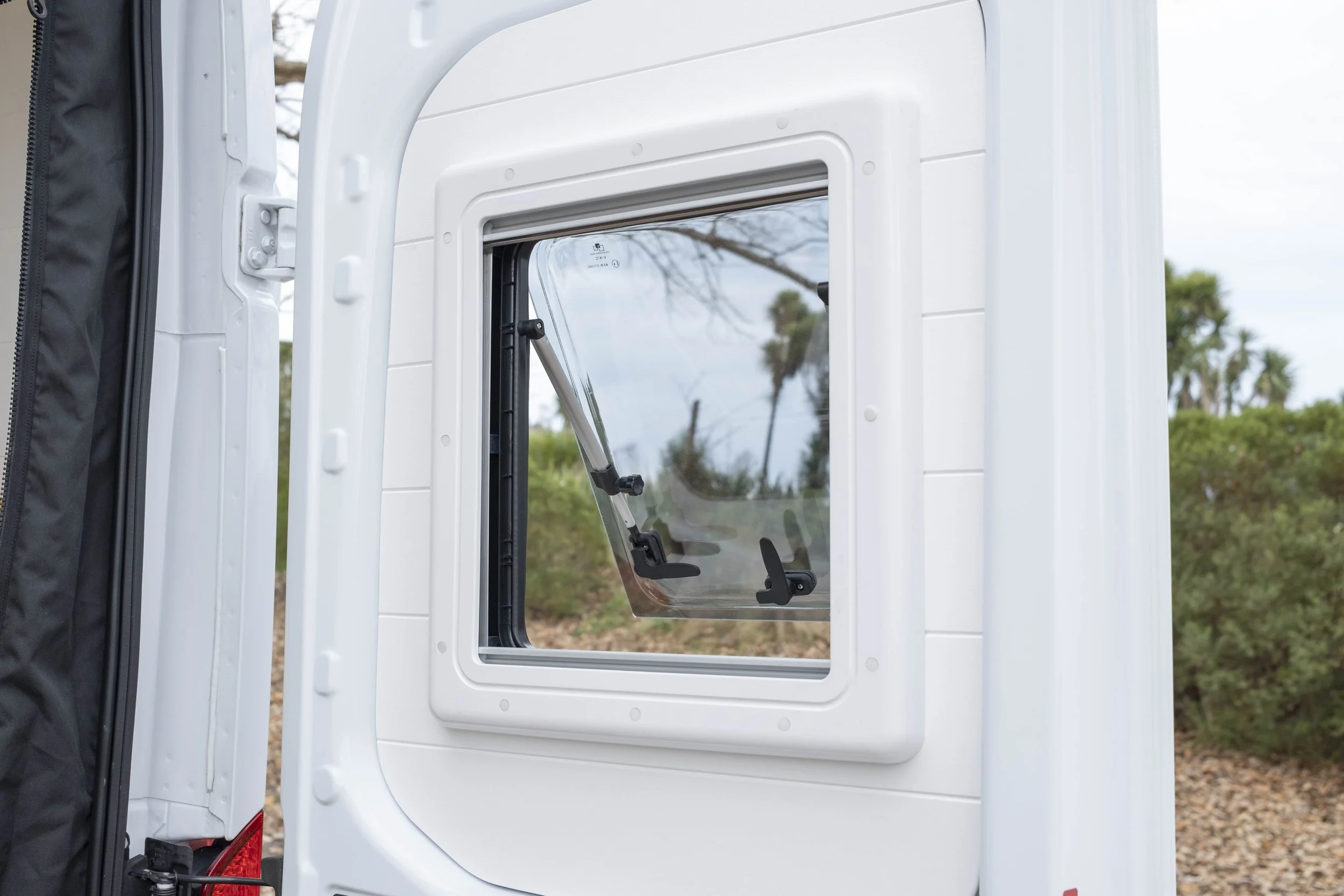 Ford-Transit-custom-campervan-conversion-M+D-114.jpg