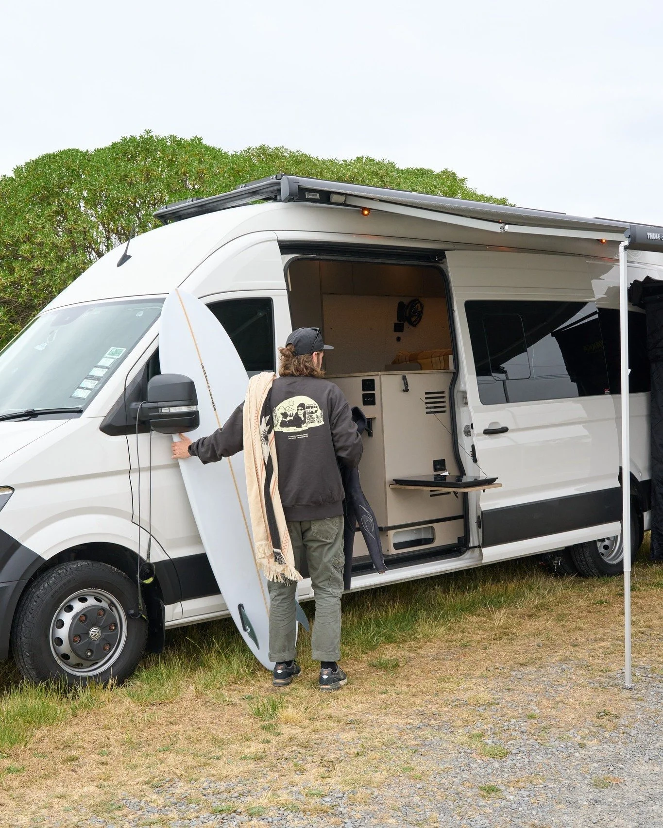 Meet the ultimate NZ Surf campervan ✨

James and Amanda wanted their Volkswagen Crafter conversion to be ready to go from a surf session to remote work in a snap. These two moved over from Aus and were ready for something that they could comfortably 