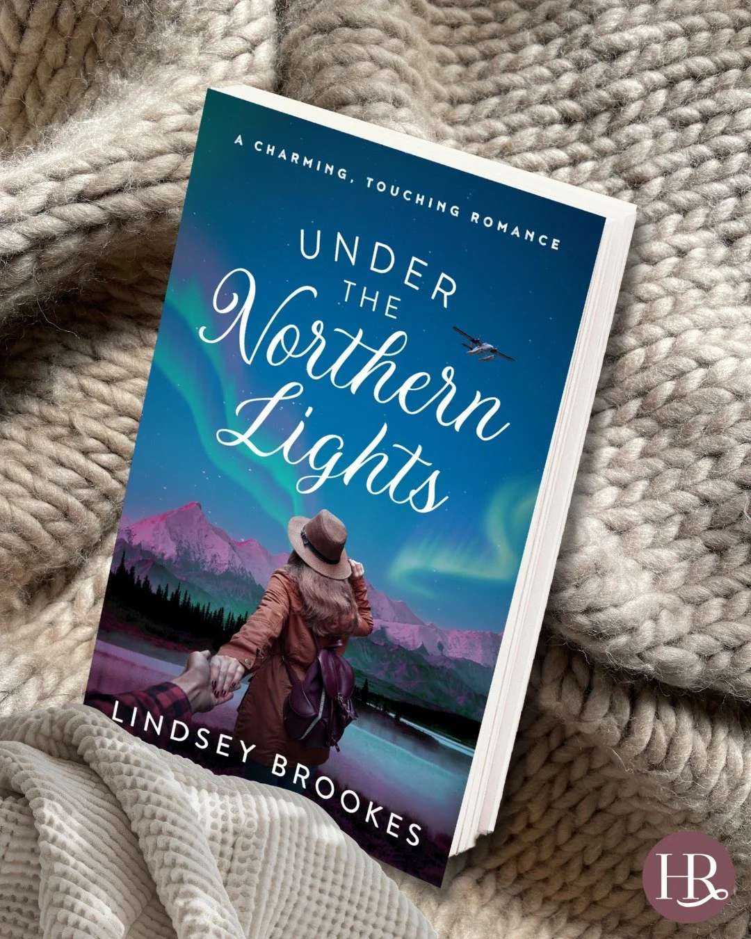 Cozy nights, Northern Lights 🌌

We love a good night in, and nothing makes it cozier than having a heartwarming romance to curl up with! So put on your comfy clothes and enjoy an evening reading Under the Northern Lights by @lindsey.brookes.author! 