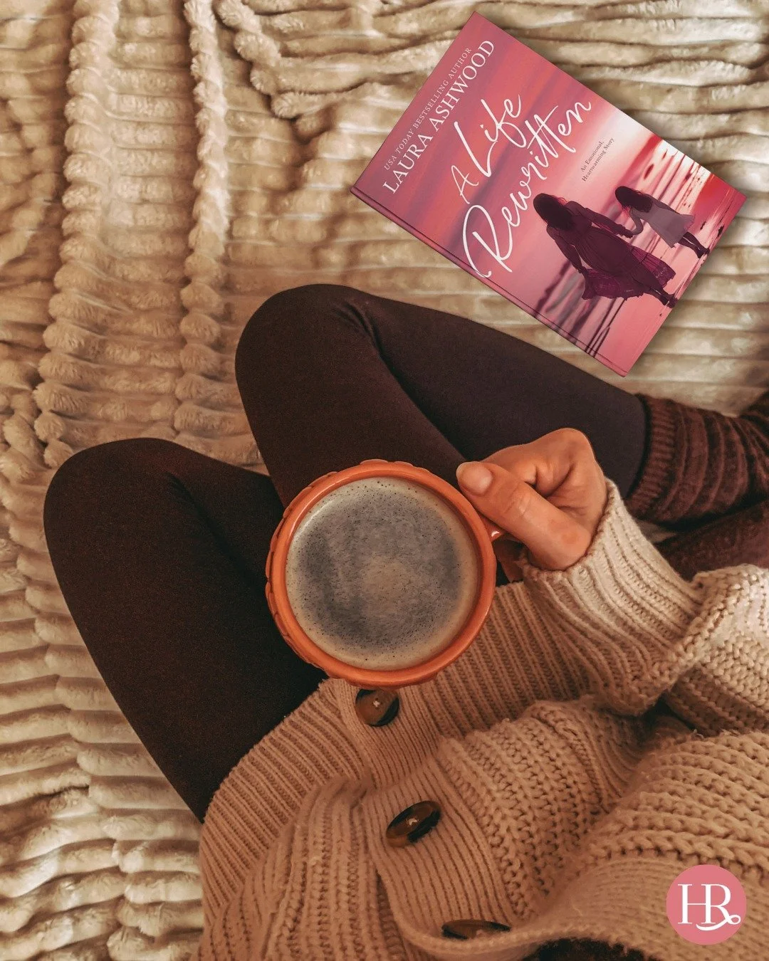 This Monday evening, we&rsquo;re curling up with yet another cozy, feel-good book! If you&rsquo;d also like to start your week off right, put on your favorite knit cardigan and get lost in A Life Rewritten by @lauraashwoodbooks! 🧶🧡

Shop now at the