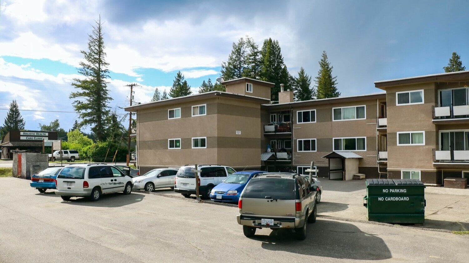 fircrest-apartments-110-bowron-ave-quesnel-parking-area-with-balconies.jpg