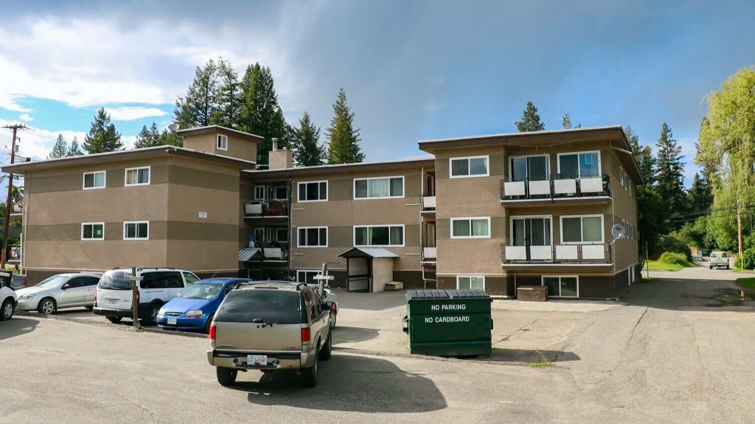 fircrest-apartments-110-bowron-ave-quesnel-back-of-building.jpg