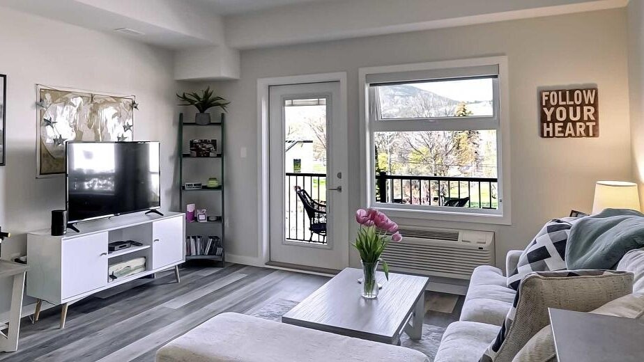 135-143-front-st-penticton-living-room.jpg