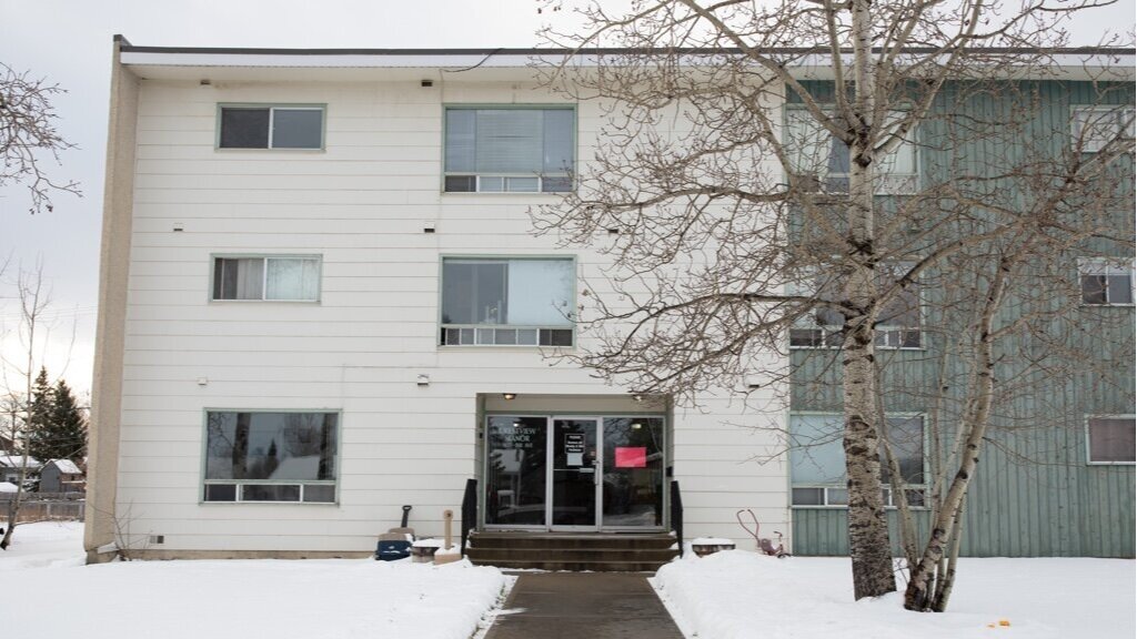 crestview-apartments-1617-108-ave-dawson-creek-Front+Walkway.jpg