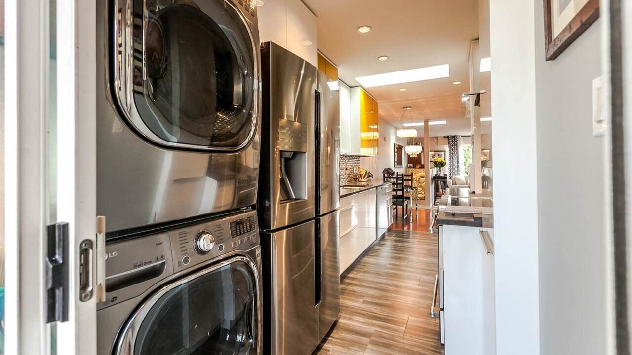 1345-1356-e-16th-ave-vancouver-4plex-Insuite+Laundry.jpg