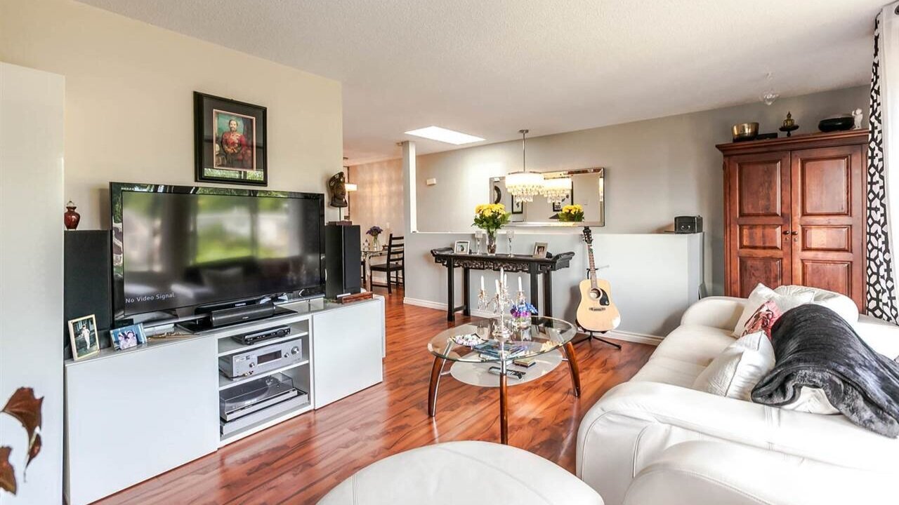 1345-1356-e-16th-ave-vancouver-4plex-Living+Room+6.jpg