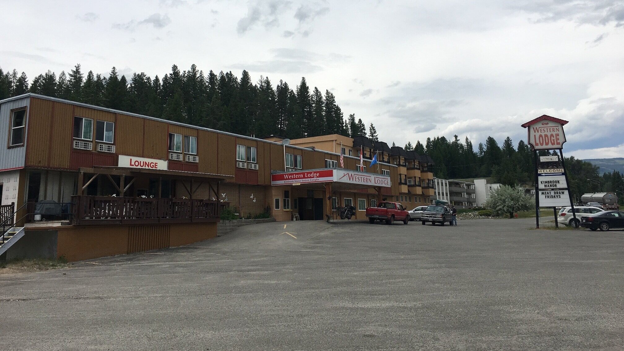 Western+Lodge+Kimberley+Front+Parking.jpg