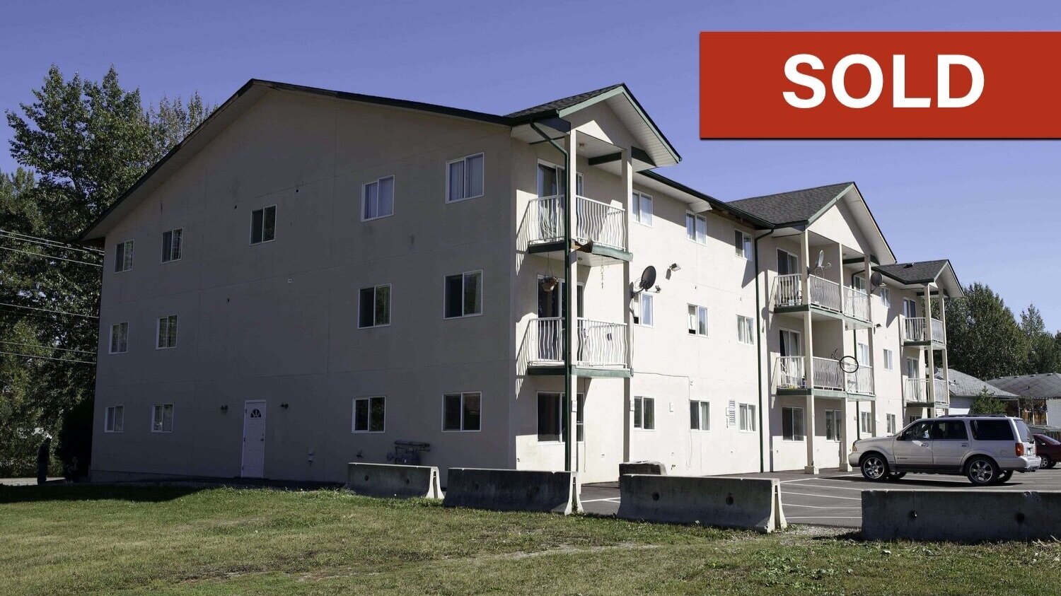 309-lewis-dr-quesnel-sold-building-parking-lot-and-balconies.jpg
