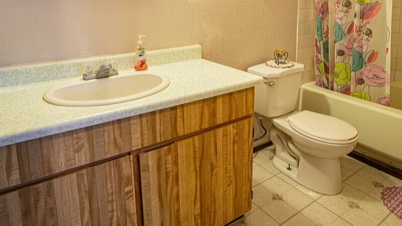 houston-apartment-building-2035-sullivan-way-bathroom-1.jpg