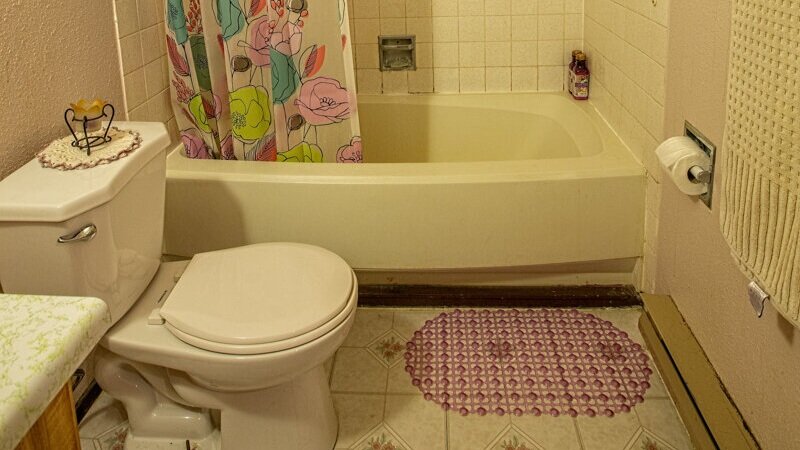 houston-apartment-building-2035-sullivan-way-bathroom-2.jpg