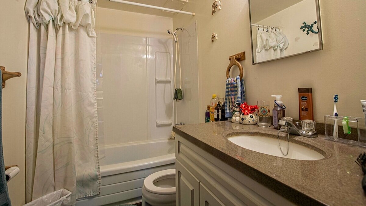 houston-apartment-building-2221-butler-ave-bathroom-2.jpg