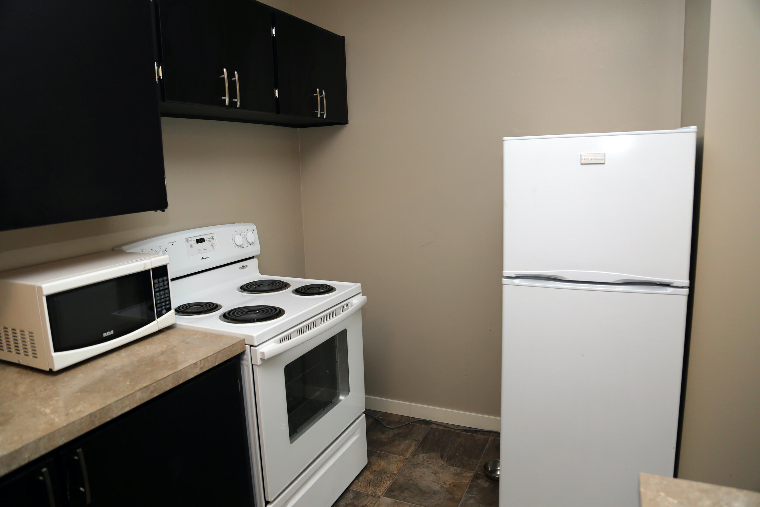 park-manor-4526-park-ave-terrace-kitchen-fridge.jpg