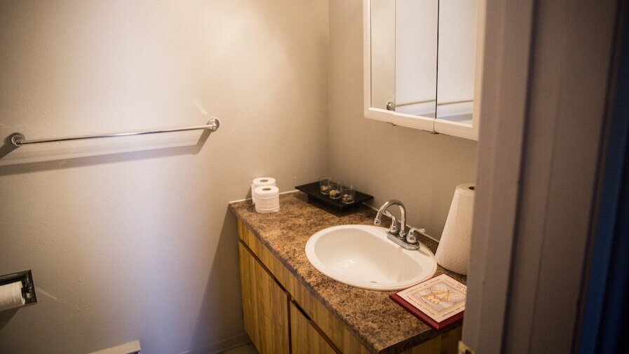 woodgrove-manor-1241-lark-ave-quesnel-bathroom-4.jpg