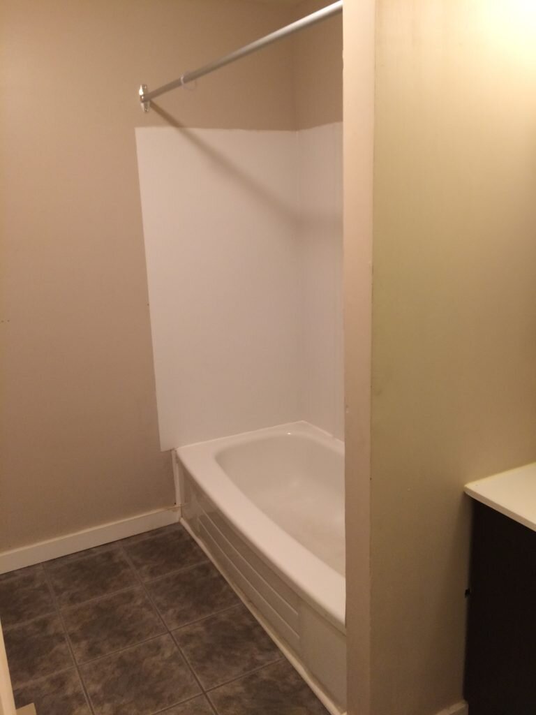 midtown-apartments-fort-st-john-bathtub.jpg