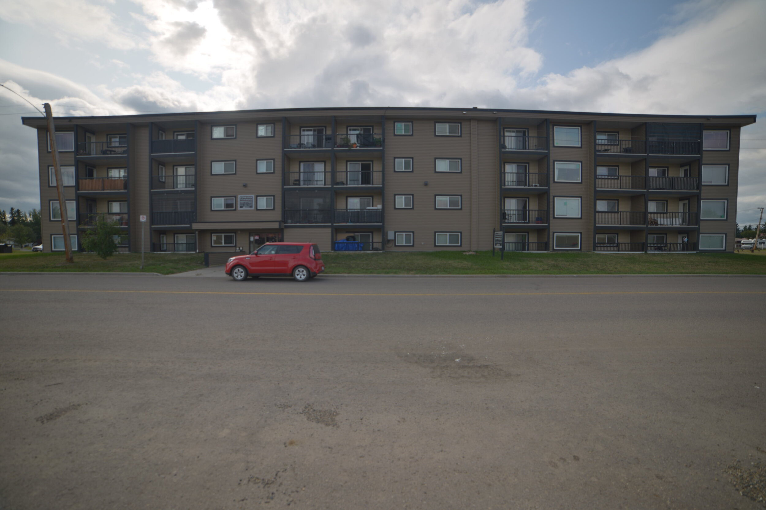 sunridge-apartments-10901-15-st-dawson-creek-exterior-front.JPG