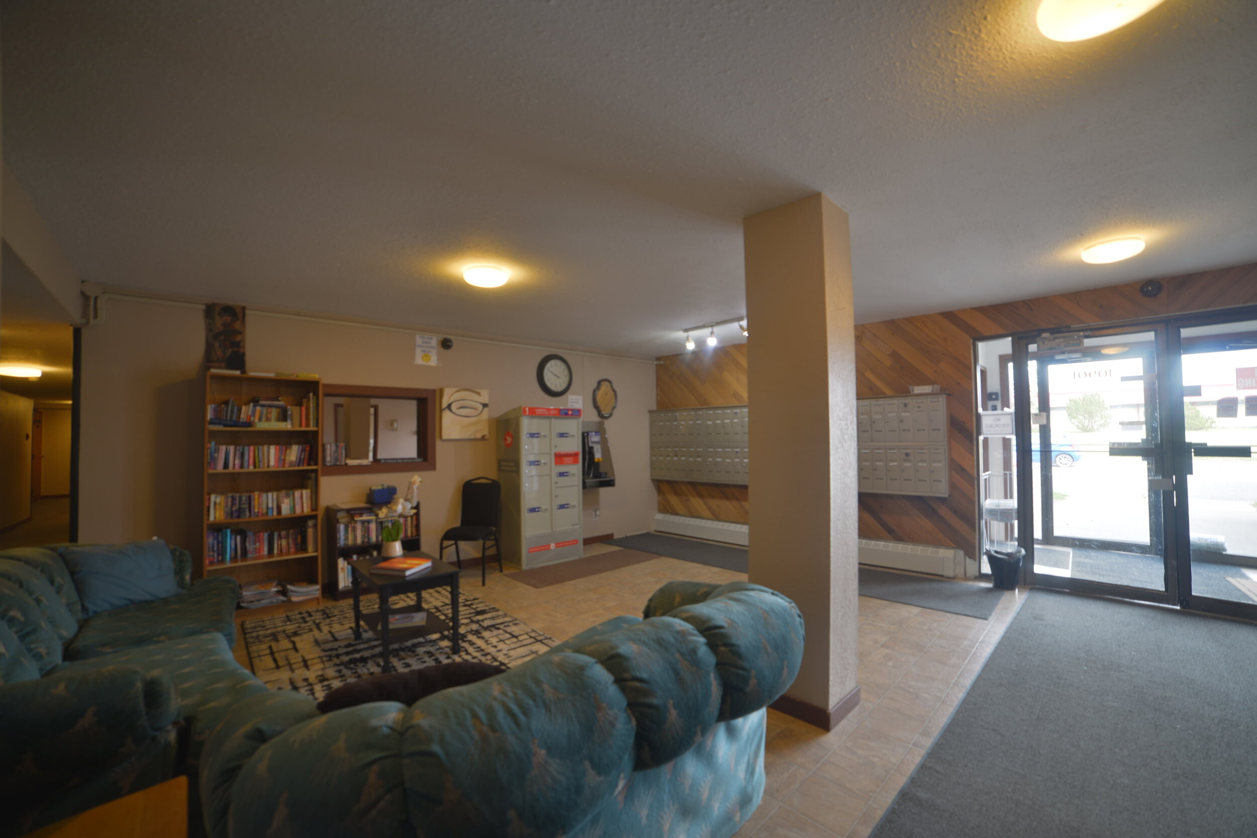 sunridge-apartments-10901-15-st-dawson-creek-lobby-mail-book-exchange.JPG