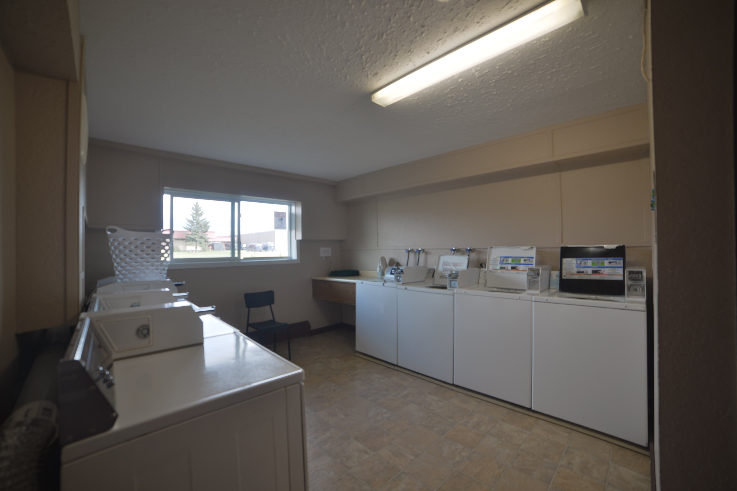 sunridge-apartments-10901-15-st-dawson-creek-laundry-room.JPG