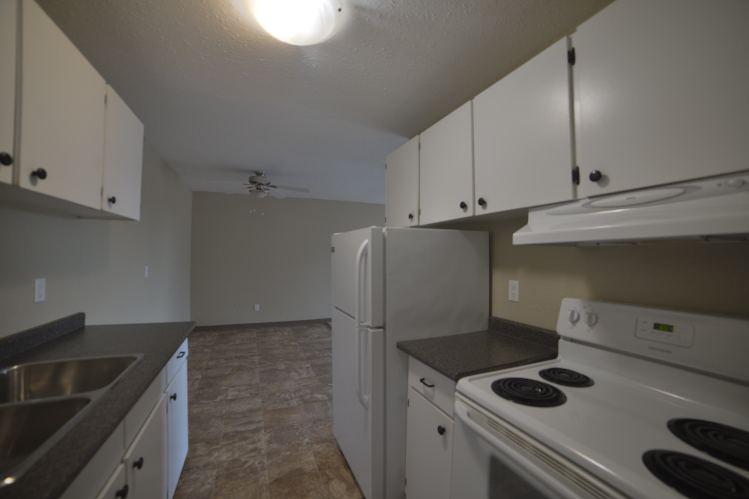 sunridge-apartments-10901-15-st-dawson-creek-kitchen-2a.JPG