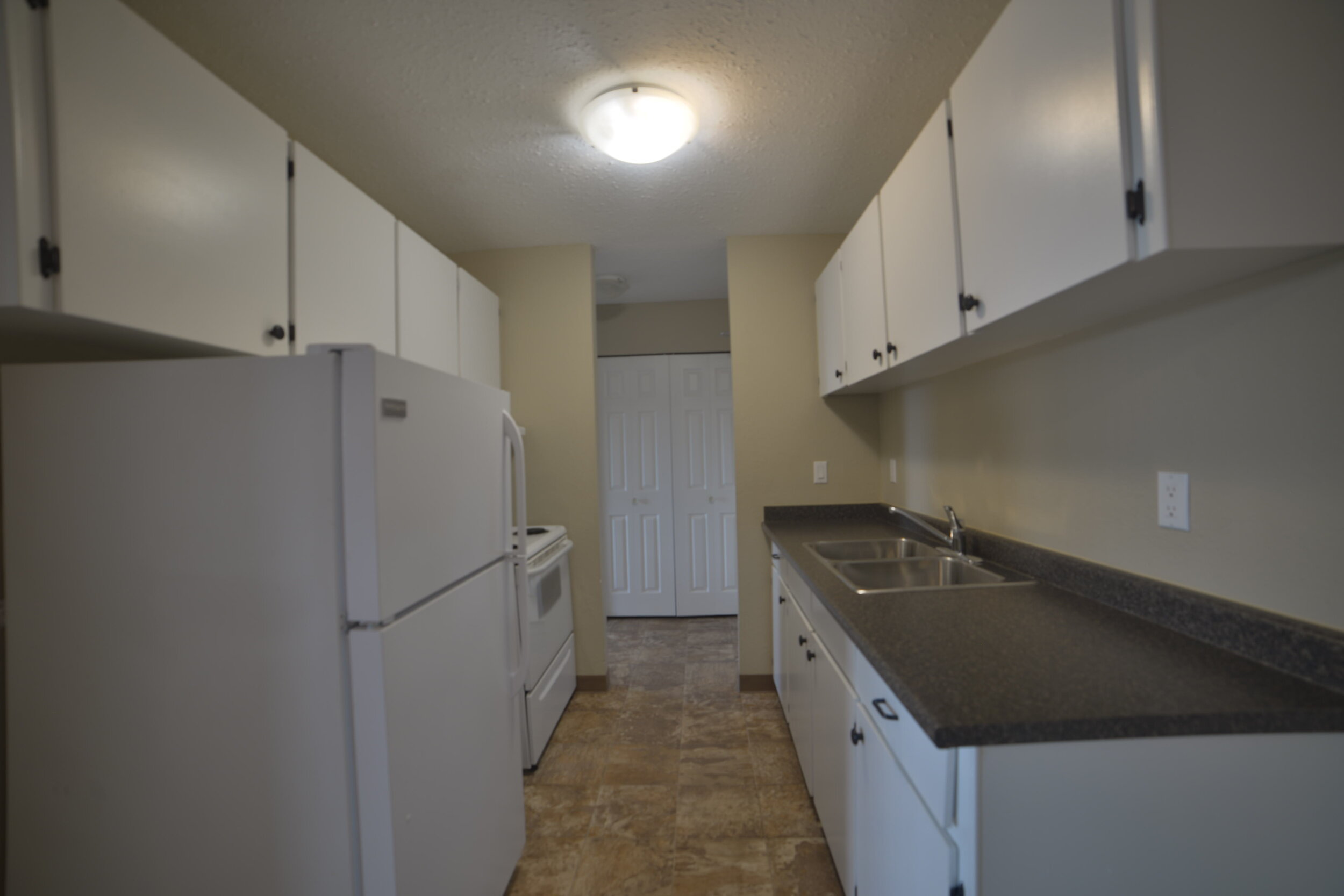 sunridge-apartments-10901-15-st-dawson-creek-kitchen-2.JPG