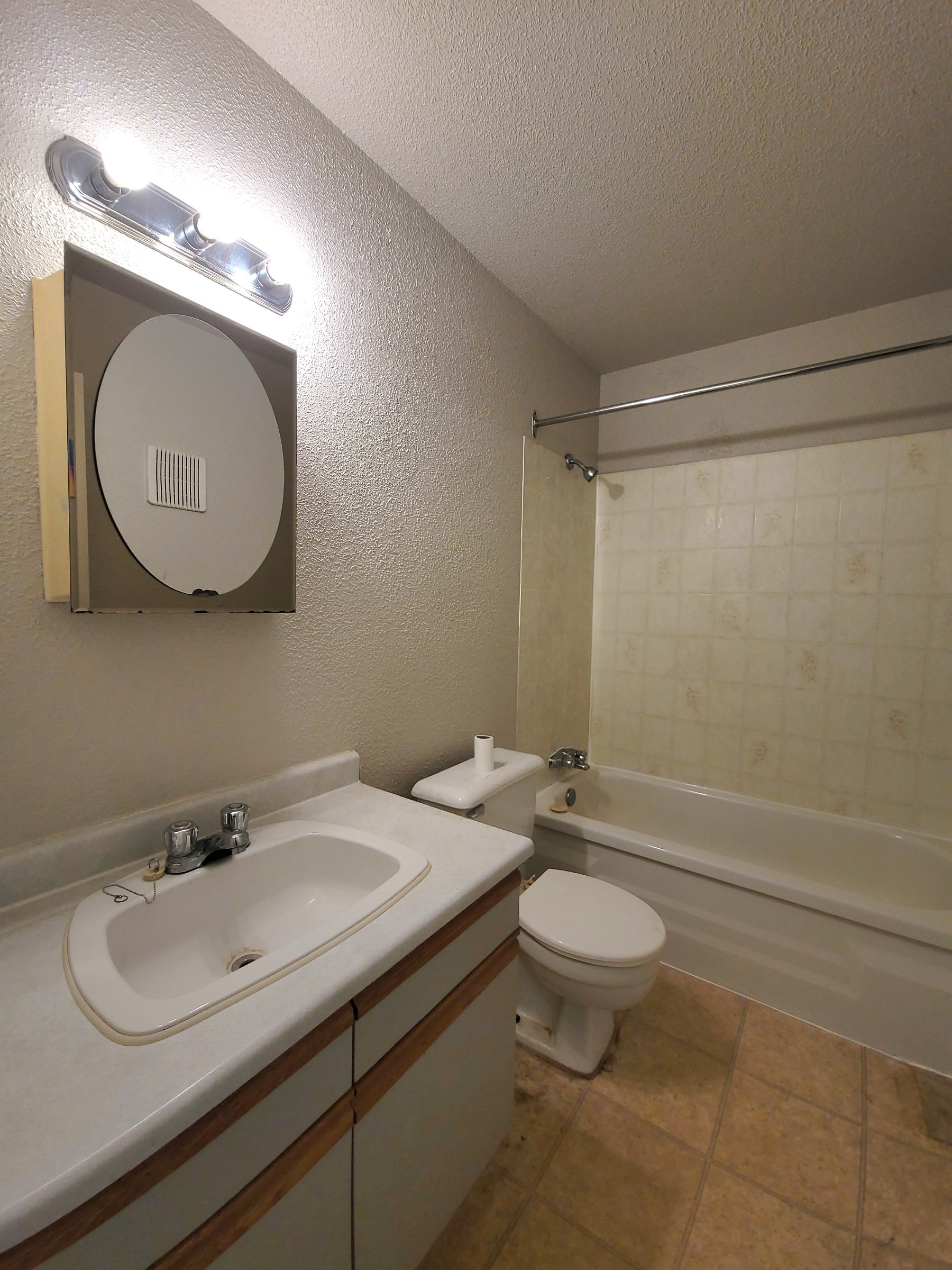 ambassador-apartments-10023-97-ave-fort-st-john-apartment-building-bathroom.jpg