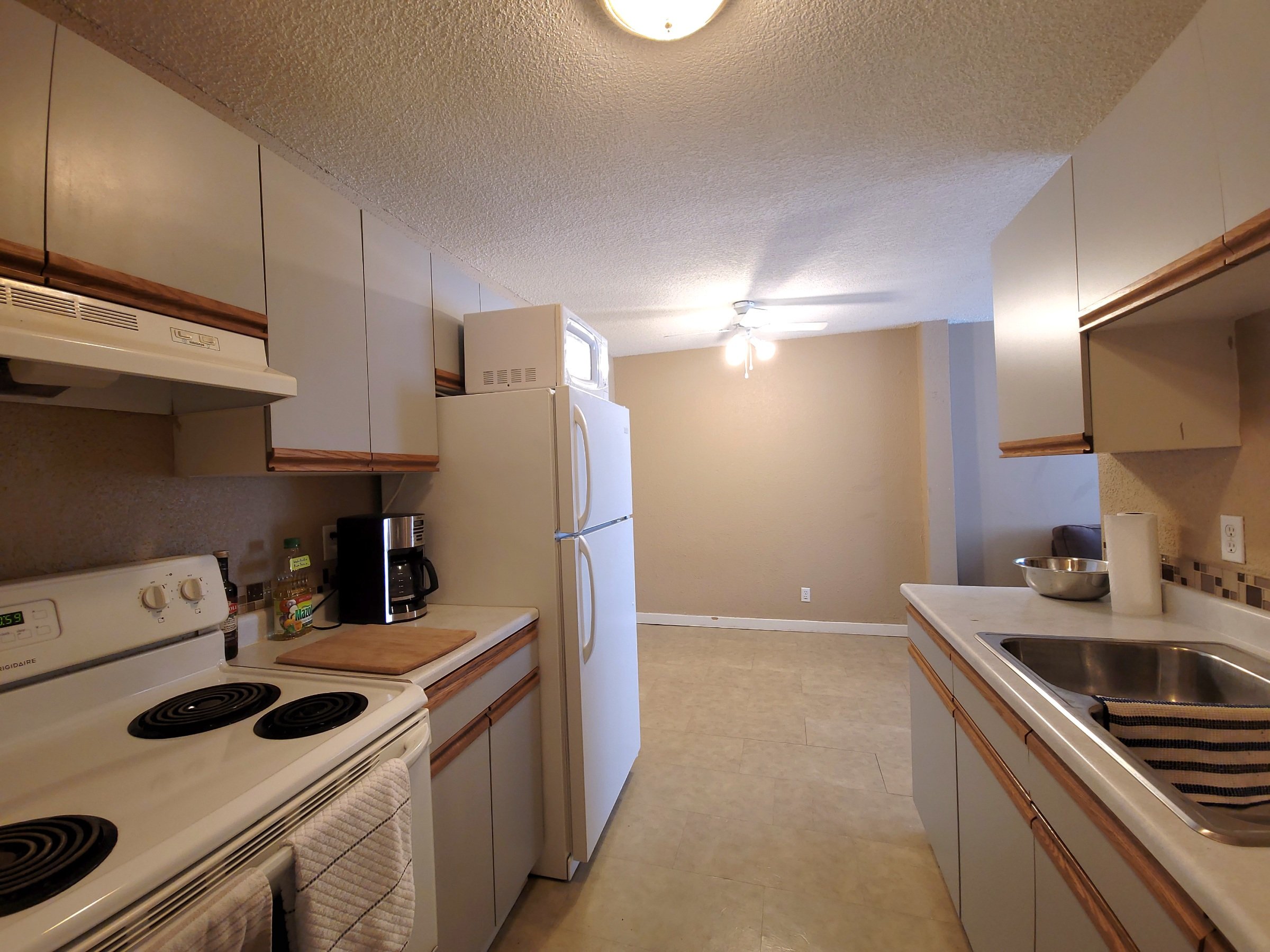 ambassador-apartments-10023-97-ave-fort-st-john-apartment-building-kitchen-2d.jpg