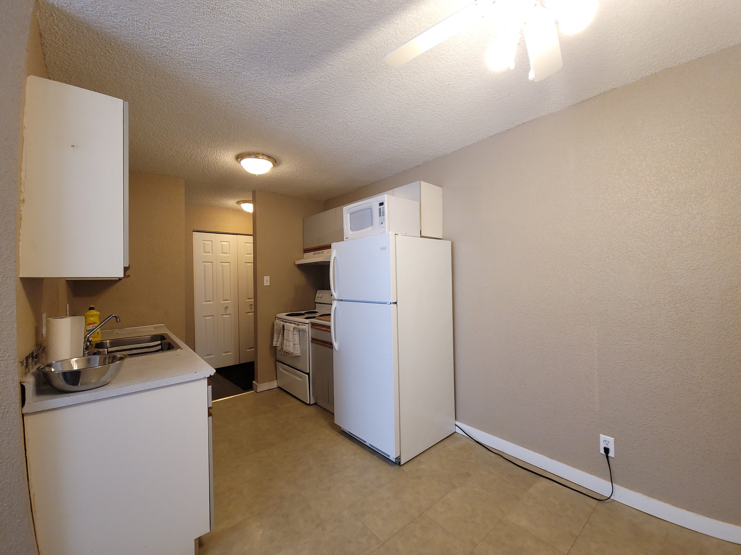 ambassador-apartments-10023-97-ave-fort-st-john-apartment-building-kitchen-3a.jpg