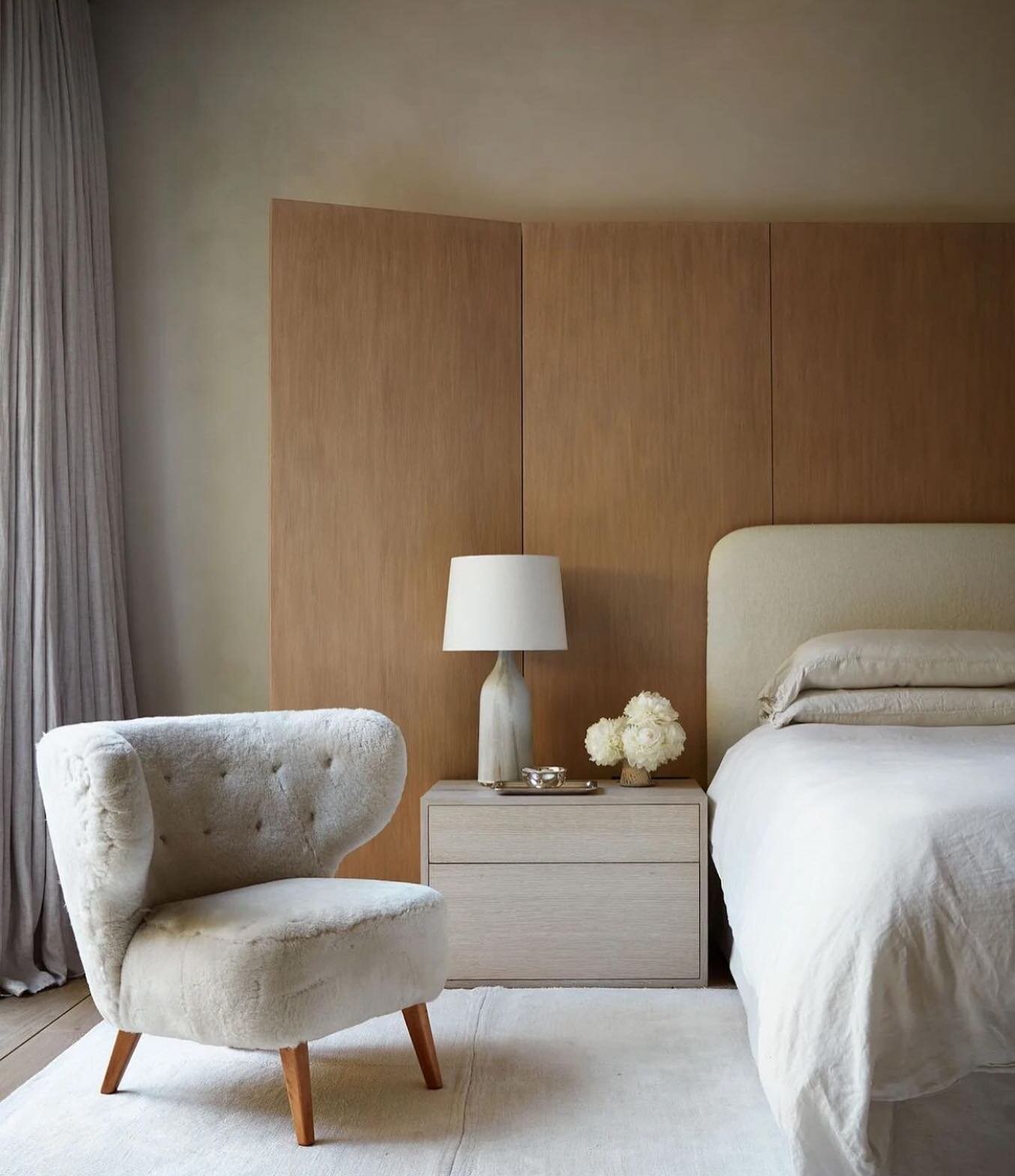 Today we are obsessing over this beautiful palette and the simplicity of this stunning bedroom.

What is your special design element that you always like to incorporate into your bedroom?

Repost via @oliviastutzdesign 🤍