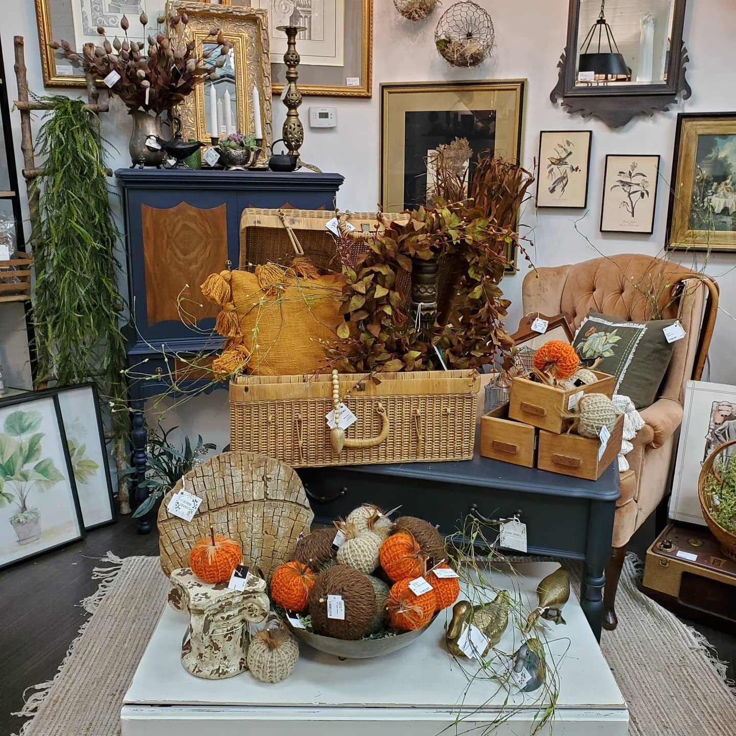 Booth Refresh at Warehouse 55! Who's feeling fall? Maybe not this week, but its coming! Loving the Navy and Rust colors for a fresh twist!