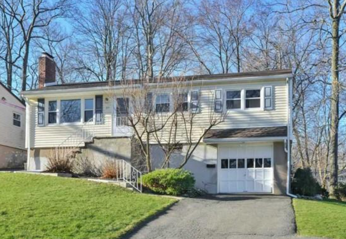 FOR SALE OAKLAND NJ $545,000 EXCELLENT SCHOOLS !