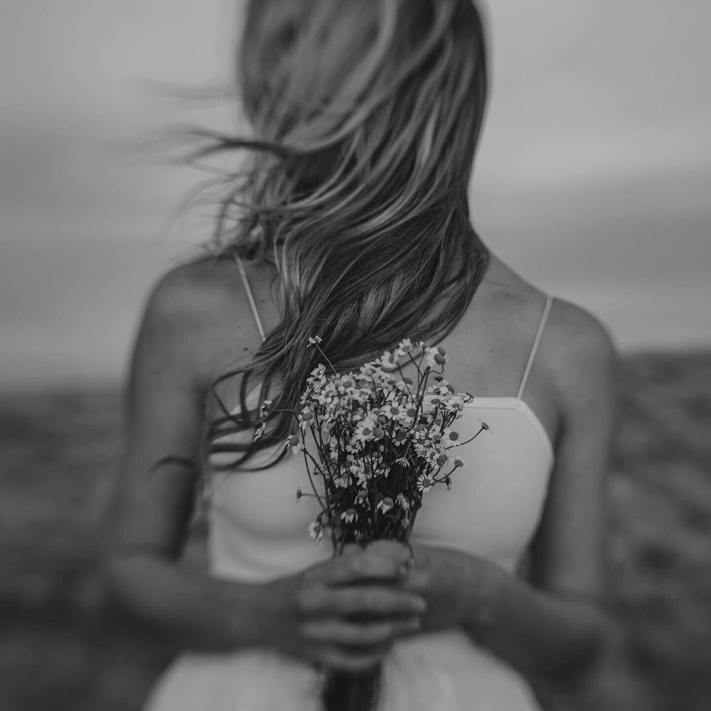 🕊 

@j.santalaphotography takes so many dreamy pictures that this simply will not be my only post!!! 
(like folklore and evermore per se hehehe)