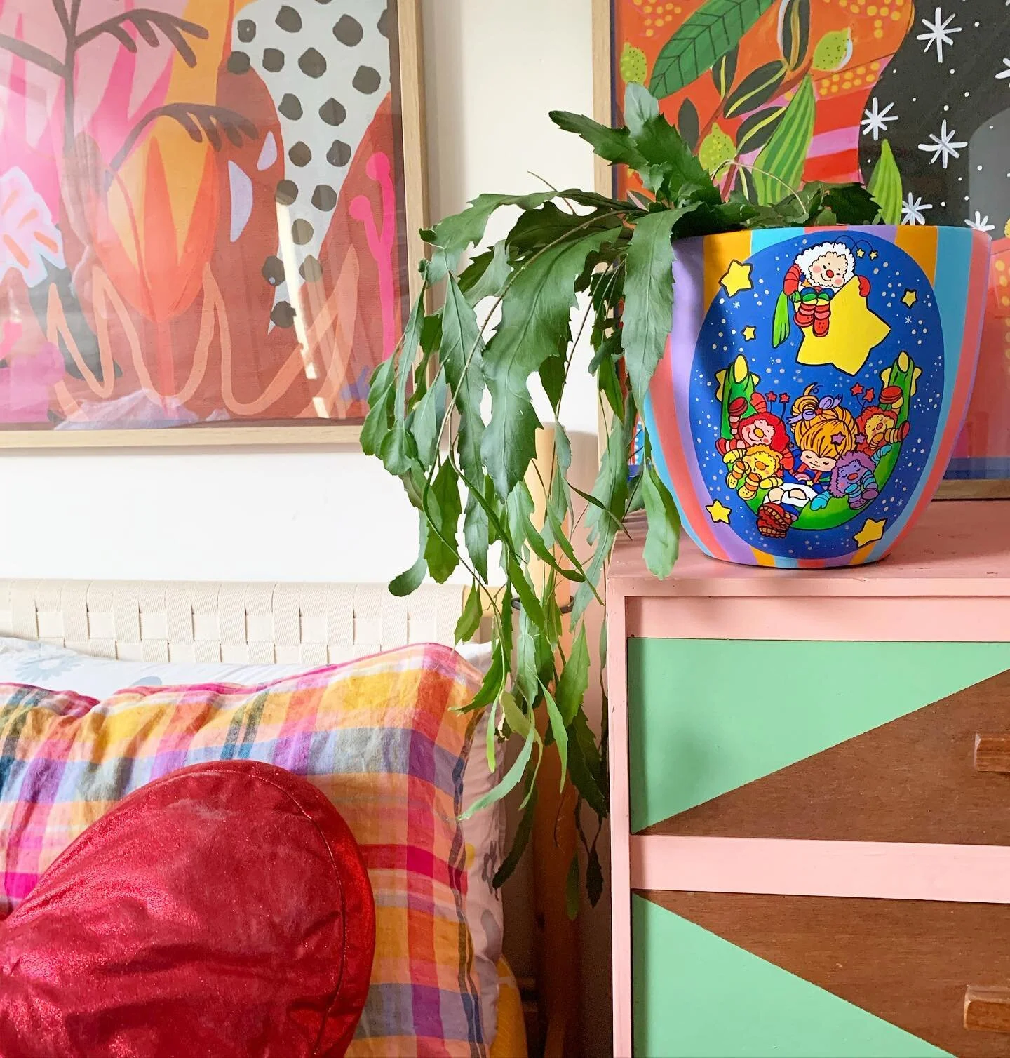 Snoozy woozy lil Brite and her Sprites, perfect pot for bedtime 💖✨🌈🌜 (swipe for the more Daytime version) ❤️🧡💛💚💙💜

Have had a good couple of days painting, hoping to get a couple more fan pots done and ill be ready to figure out the next upda