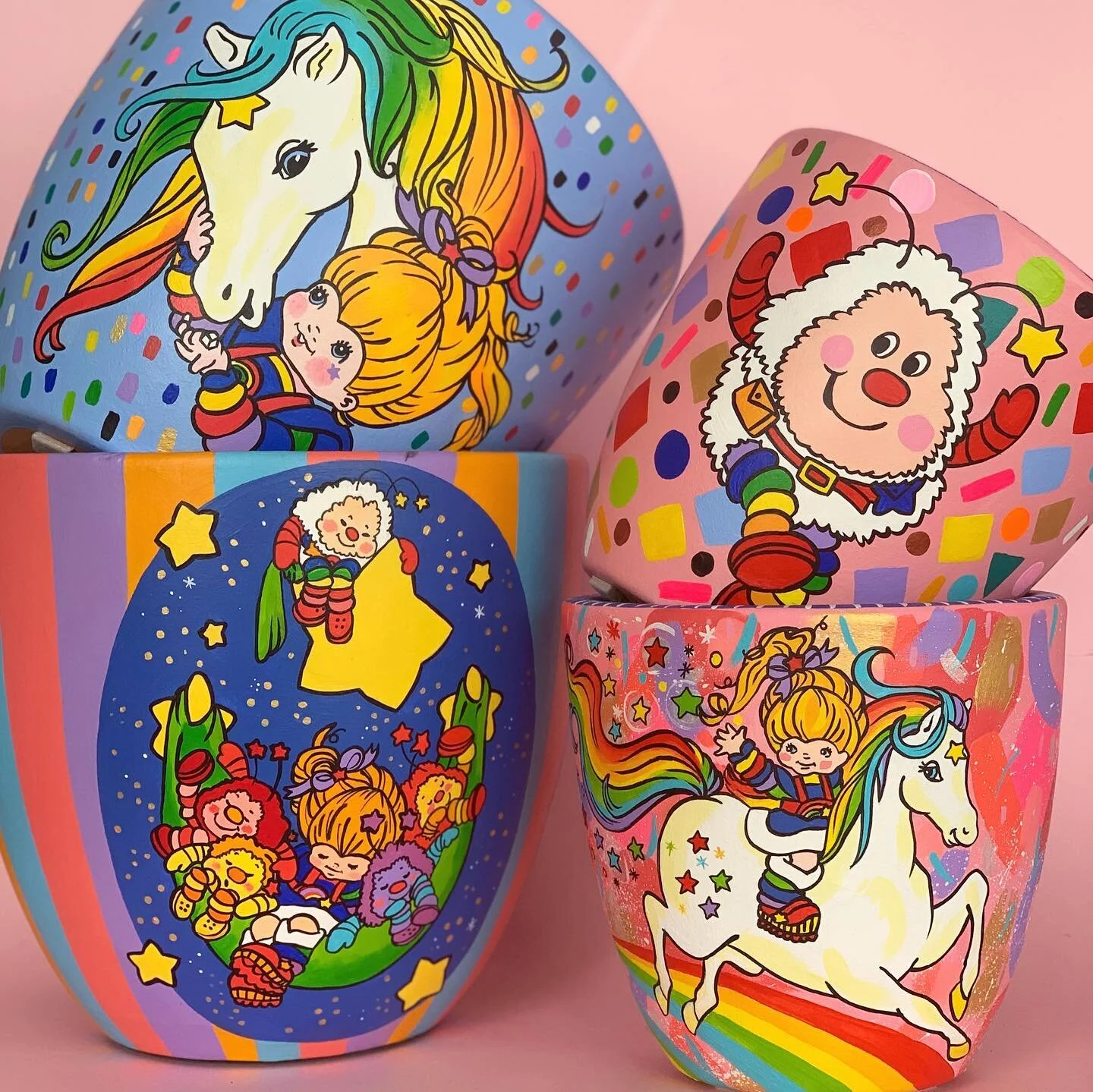 Okie dokes, here&rsquo;s the pot round up for Tuesday 🌈💖✨
4 x Rainbow Brite 
2 x Gremlins 
3 x Jem 
2 x Gumby 
2 x Alf 
5 x extra (Peaches and Cream, Teddy Ruxpin, Poochie, Slimer, Troll doll not pictured here) 

I&rsquo;ll pop up preview listings 