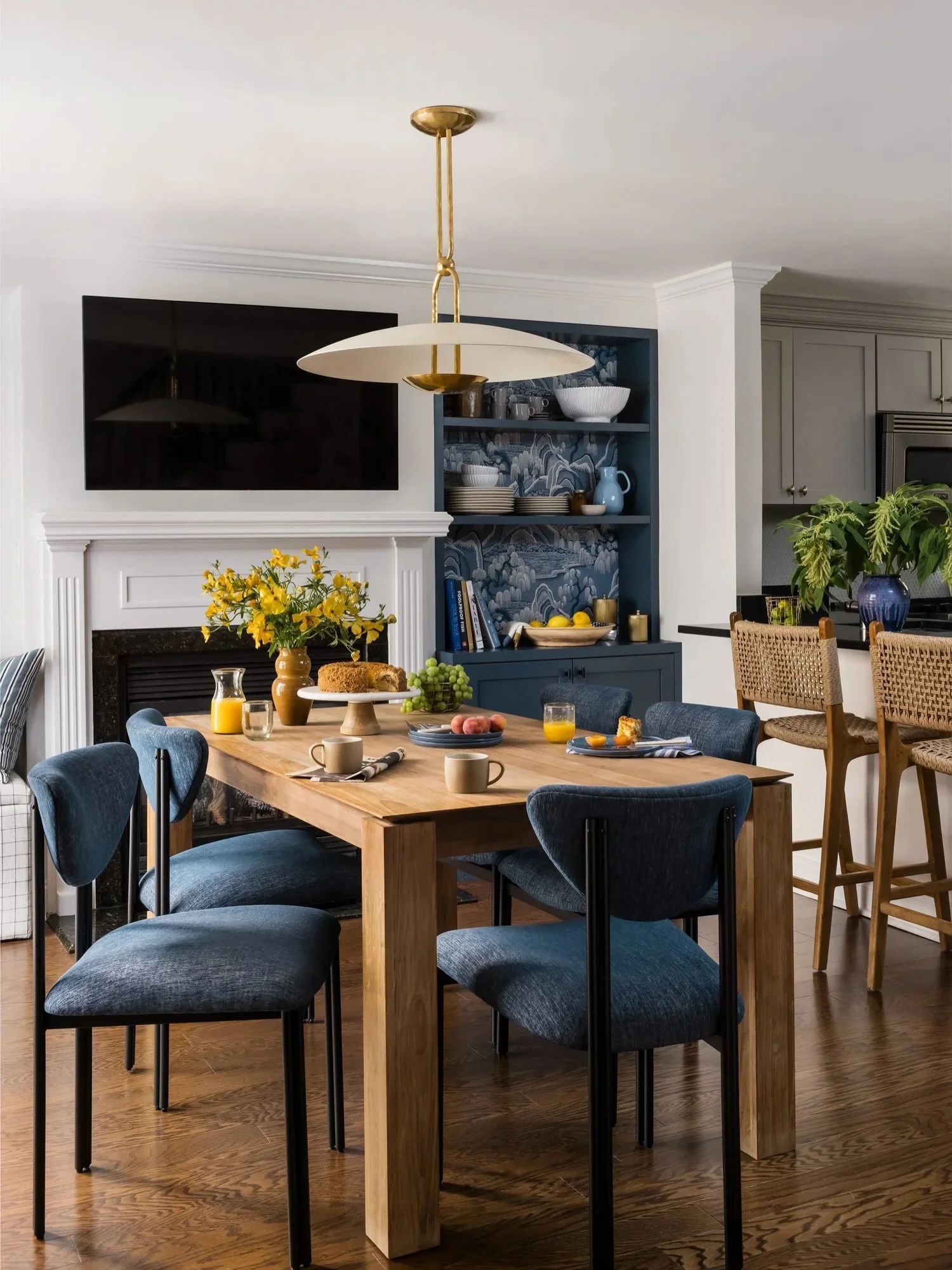 An approachable dining space for this townhome where nothing feels too precious. Performance fabrics on the dining chairs for my clients&rsquo; young children, with the kitchen just beyond for keeping everyone together 💙

Photography: @joyellewest 
