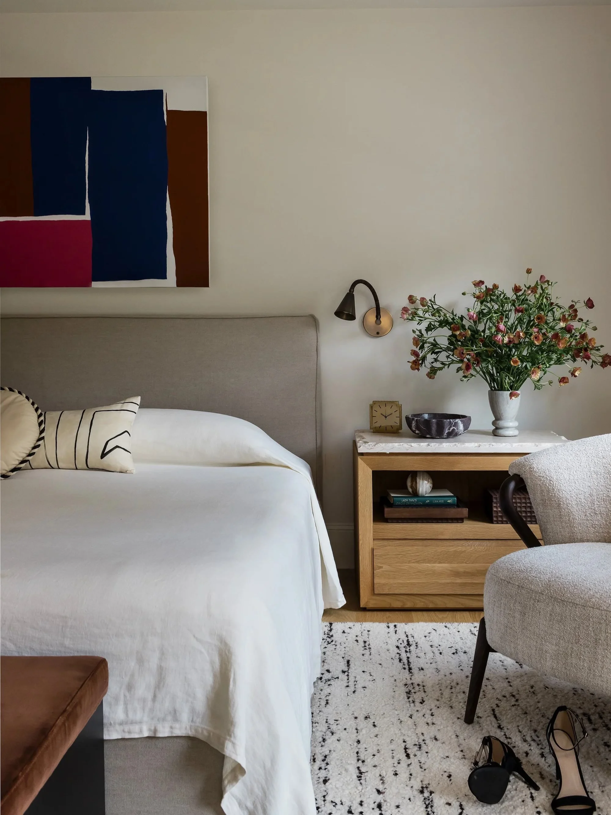 Cozy neutral bedroom with the perfect pop of color.

Photographer: @joyellewest 
Styling: @seanwilliam_styling