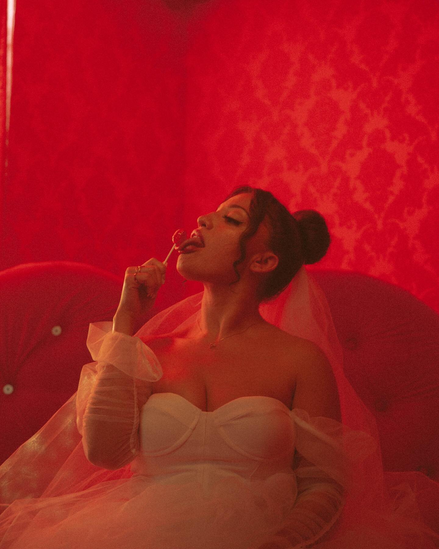 How you start licking your lollipop when hubby says he&rsquo;s going out with his friends 😌😏 hmmm yeah okay, bet you&rsquo;ll stay home papiiii. 
COUNTDOWN - 10 days - Hey Husband💍
.
.
@filmmorela @djontheartist @highdefinitioncinematography &amp;