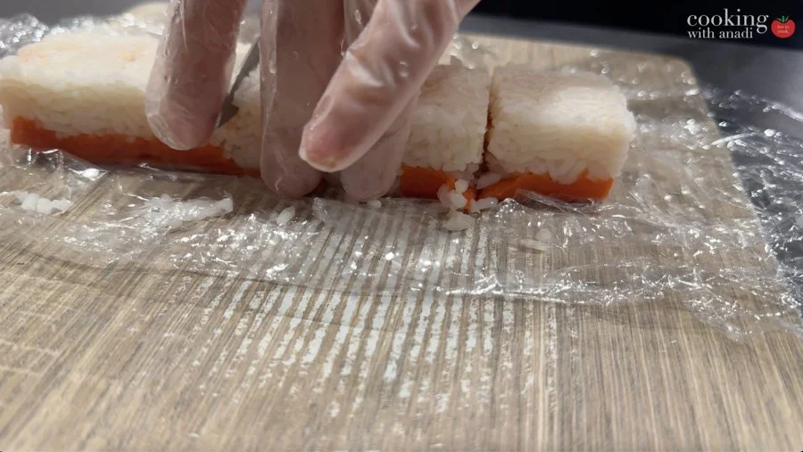 cutting sushi without plastic wrap