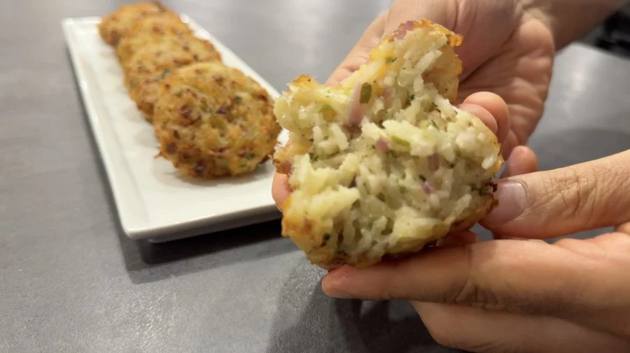 breaking apart torticas de arroz con queso