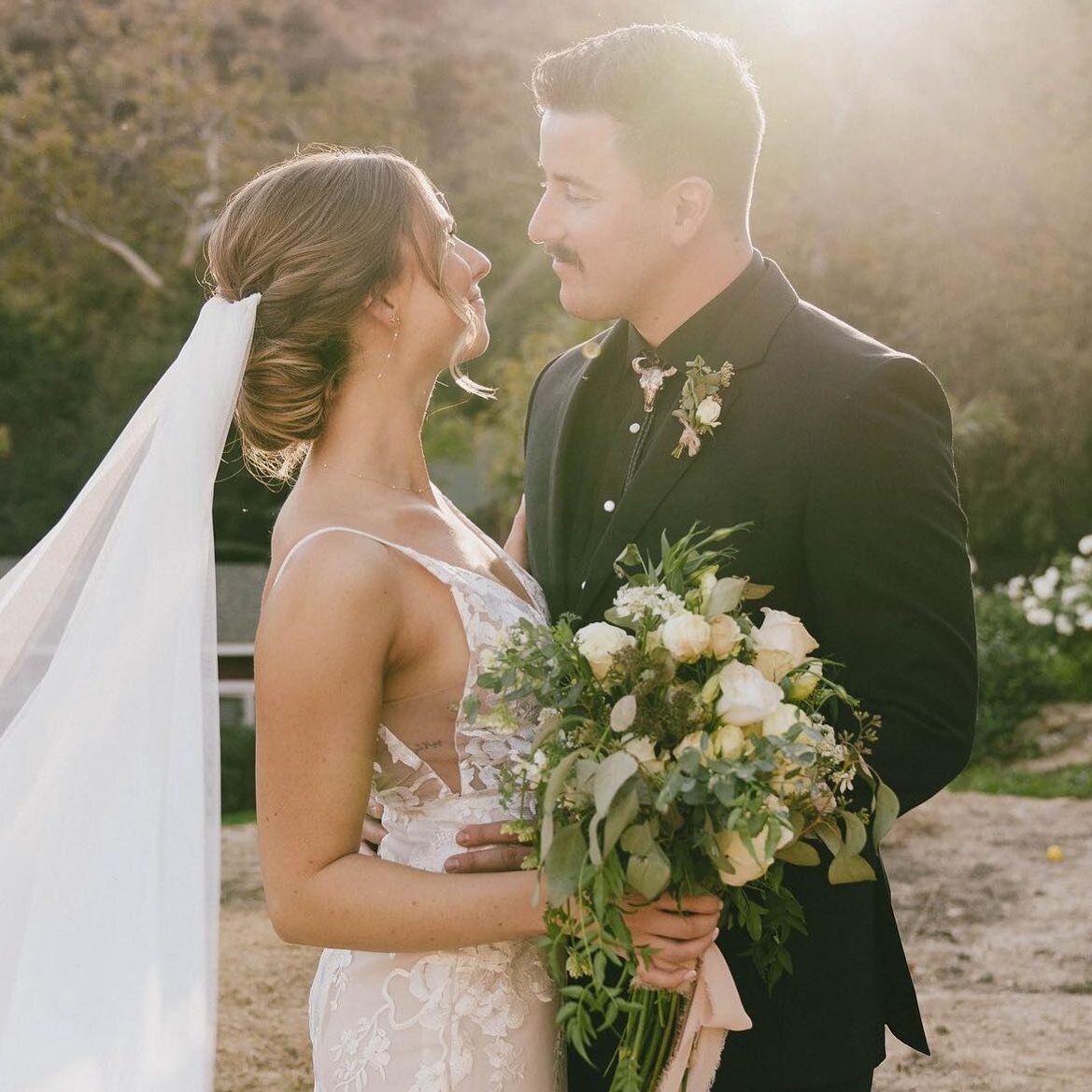 Stunning ✨
Bride: @leighaasalazar 
Glow: @tansbystephanie
MUA: @glamwithtaryn
Photo: @bycasseyver

#trending #spraytan #airbrushtan #tanning #fyp #bride #spraytanning #beauty #weddingseason #losangeles #instagood #spraytanartist #weddingdress #weddin