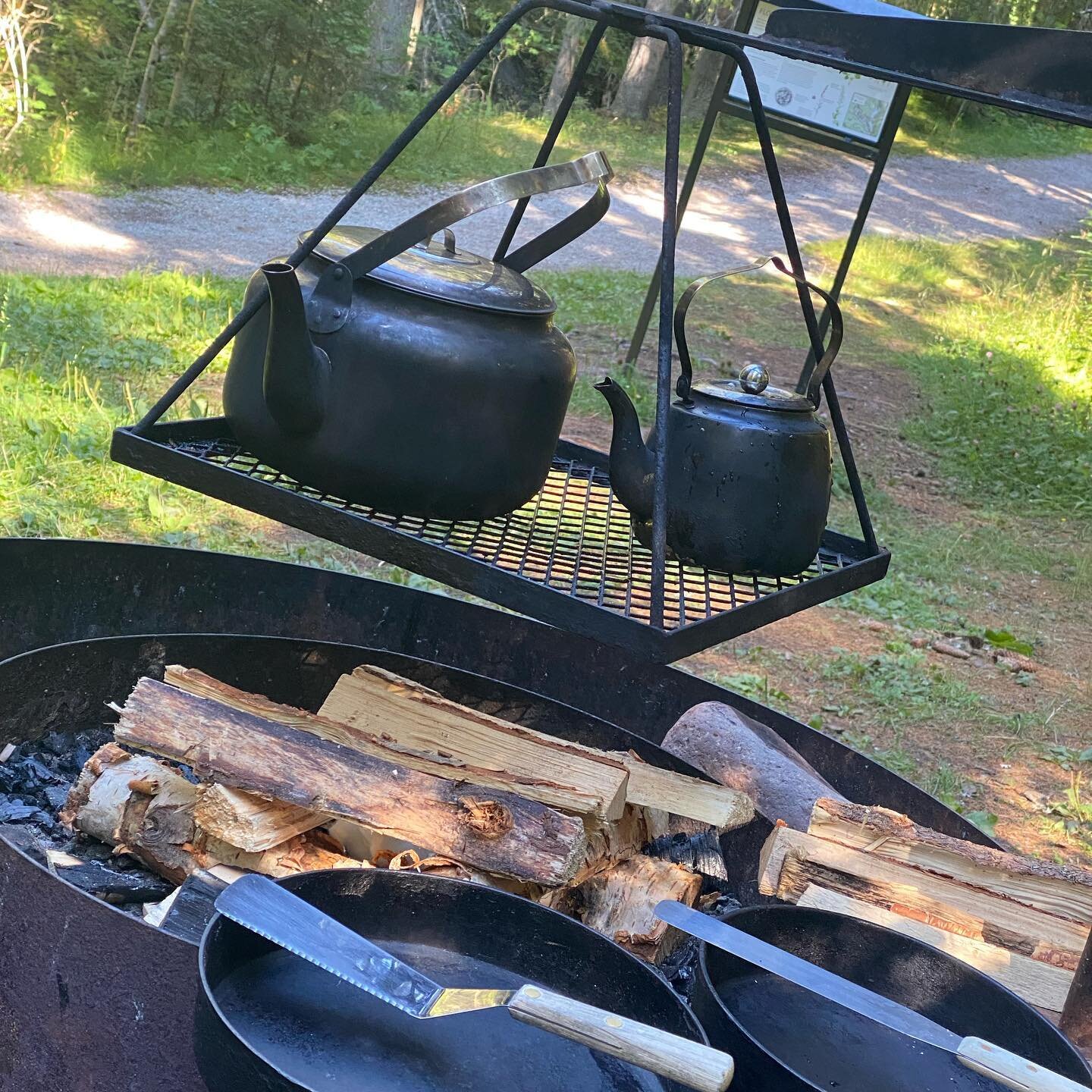 Guidning i Styggforsens naturreservat &amp; pannkakor &ouml;ver 🔥 f&ouml;r en trevlig grupp elever och f&ouml;r&auml;ldrar fr&aring;n Ekeskolan i &Ouml;rebro ig&aring;r. F&ouml;r tredje &aring;ret i rad har de anlitat oss f&ouml;r en guidad tur i Da