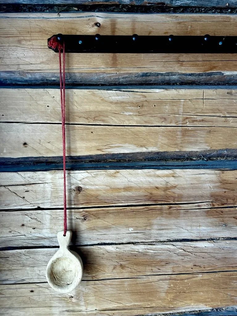 Sinksjön timmervägg och träkåsa.jpeg