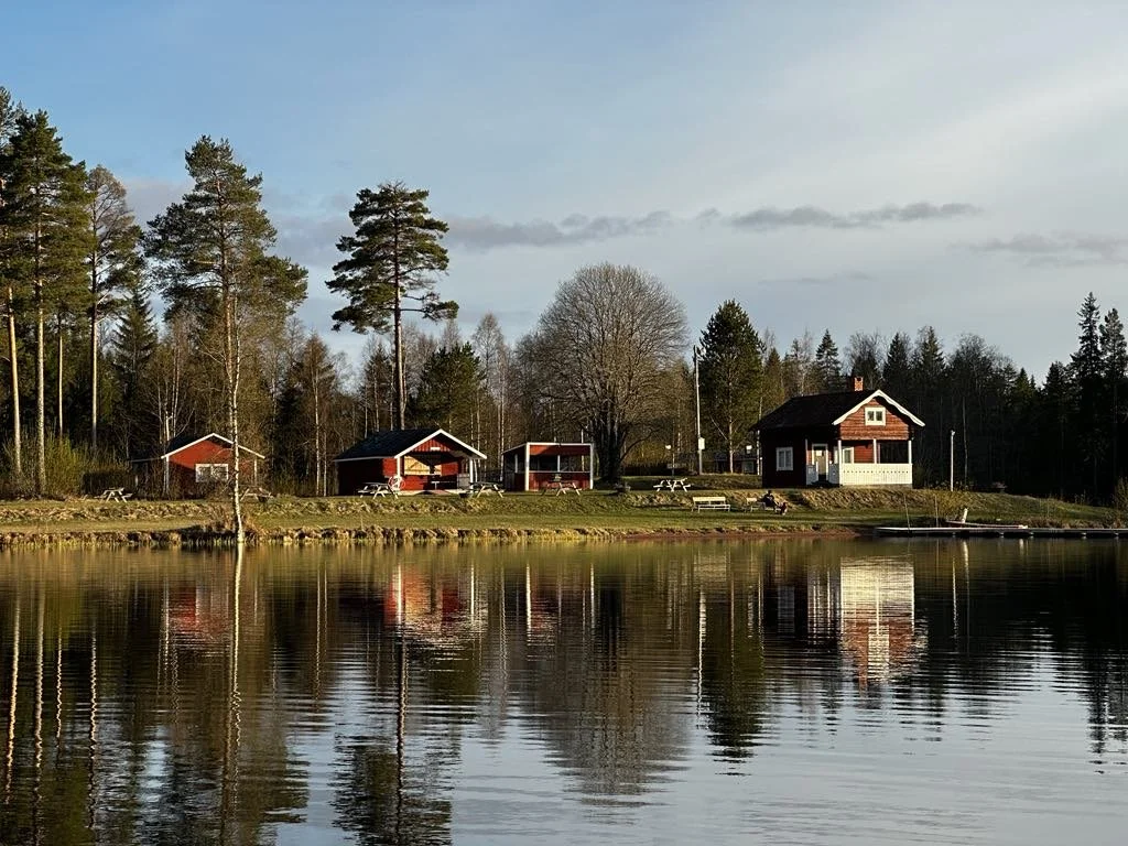 Sinksjöns camping från sjösidan.jpeg