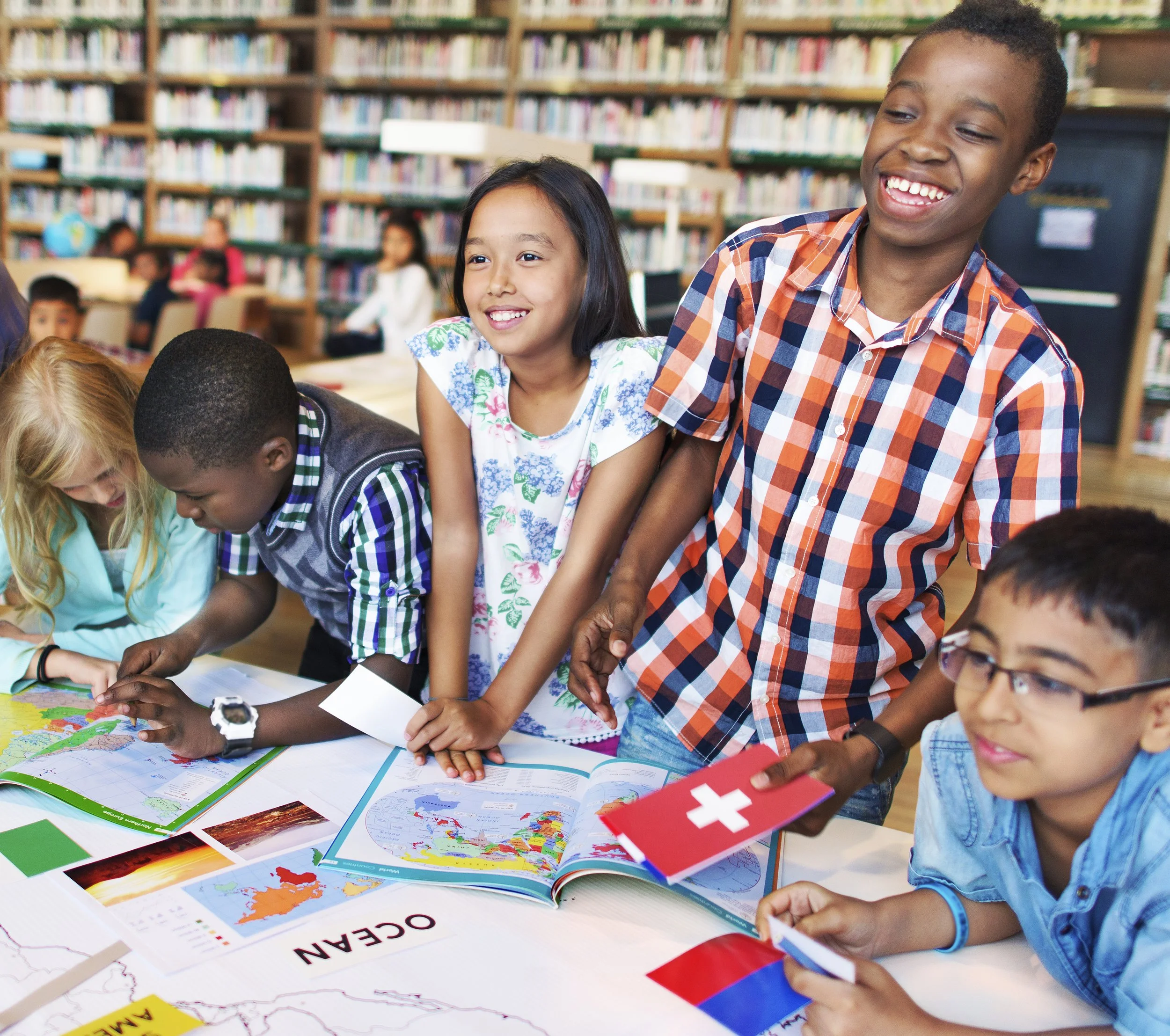 Global lesson. Общение учителя с учениками. Школьники подростки. Урок английского в американской школе. Ученик подросток.